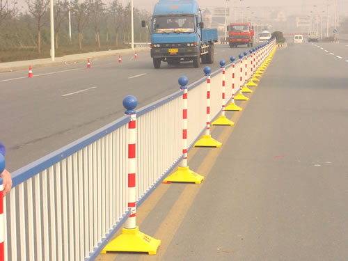 道路警示護(hù)欄
